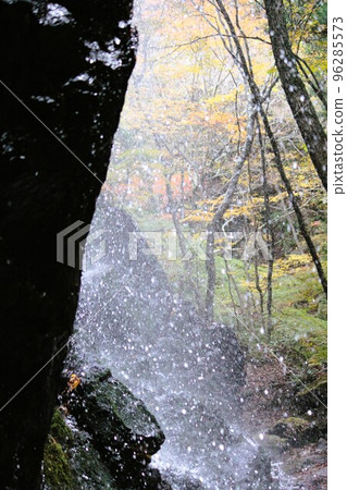 秋山溪流潑水 96285573