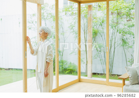 Lifestyle woman with silver hair 96285682