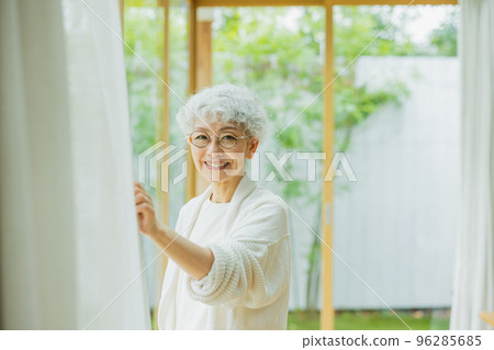 Lifestyle woman with silver hair 96285685