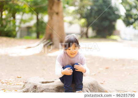精力充沛的女孩在公園裡玩 精力充沛的女孩在公園裡玩 96285790
