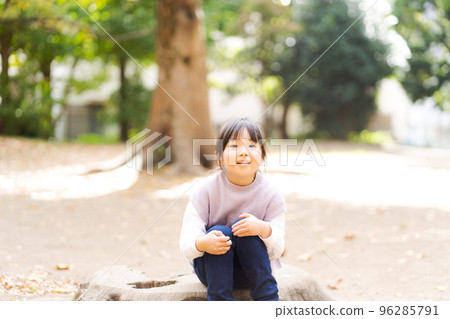 精力充沛的女孩在公園裡玩 精力充沛的女孩在公園裡玩 96285791