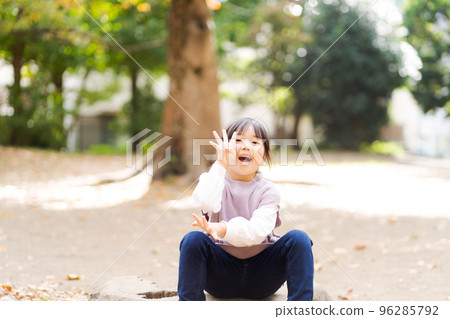 精力充沛的女孩在公園裡玩 精力充沛的女孩在公園裡玩 96285792