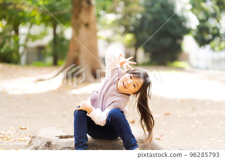 精力充沛的女孩在公園裡玩 96285793