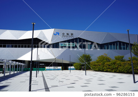 Scenery in front of JR Komatsu Station, a stopping station for the Hokuriku Shinkansen, with a beautiful exterior design inspired by the snowy mountains of sacred Mt. Hakusan | Komatsu City, Ishikawa Prefecture 96286153