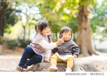 Sisters playing with each other 96286221