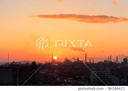 被夕陽染紅的都市風光“加古川播磨工業區” 被夕陽染紅的都市風光“加古川播磨工業區” 96286421