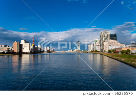 信濃川沿岸的街景(新潟縣新潟市拍攝) 信濃川沿岸的街景(新潟縣新潟市拍攝) 96286570