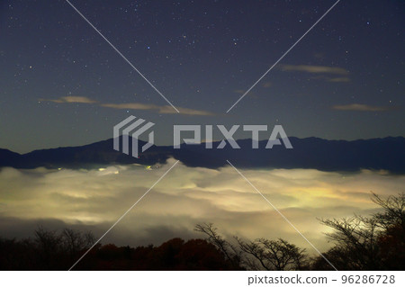 Night view floating in the sea of clouds 96286728
