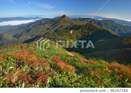 Mt. Asahidake (Mt. Akakure) and Kagamiganuma seen from the northwestern ridge of Mt. Sanbonyaridake Mt. Asahidake (Mt. Akakure) and Kagamiganuma seen from the northwestern ridge of Mt. Sanbonyaridake 96287388
