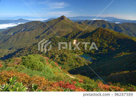 從三本矢立岳的西北山脊看到的旭岳(赤隱山)和鏡沼 從三本矢立岳的西北山脊看到的旭岳(赤隱山)和鏡沼 96287389