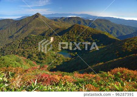 從三本矢立岳的西北山脊看到的旭岳(赤隱山)和鏡沼 從三本矢立岳的西北山脊看到的旭岳(赤隱山)和鏡沼 96287391