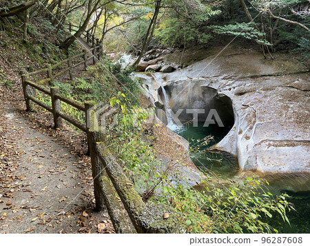 Autumn leaves in the Fujikawauchi Valley 96287608