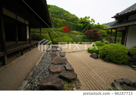[Setouchi 33 Kannon Sacred Site] No. 13 Raikyuji Temple Late Spring Garden 1 Takahashi City, Okayama Prefecture 96287715