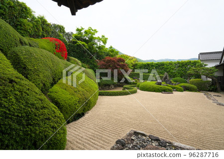 [Setouchi 33 Kannon Sacred Site] No. 13 Raikyuji Temple Late Spring Garden 2 Takahashi City, Okayama Prefecture 96287716