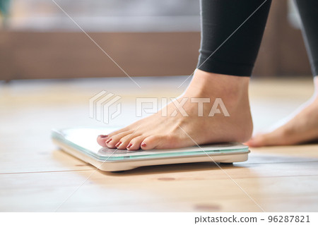體重秤上亞洲女性的腳 96287821