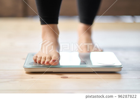 體重秤上亞洲女性的腳 96287822