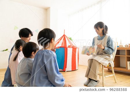 幼兒園老師讀一個故事 96288388