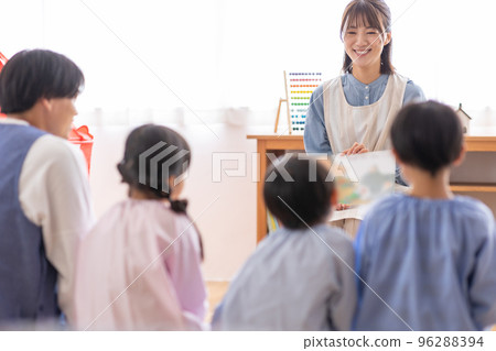 幼兒園老師讀一個故事 96288394