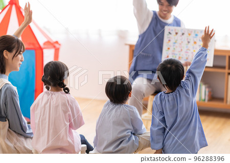 學習平假名的幼兒園學生 學習平假名的幼兒園學生 96288396
