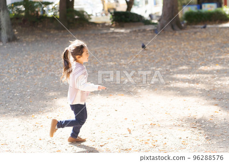 孩子們在公園裡玩 96288576
