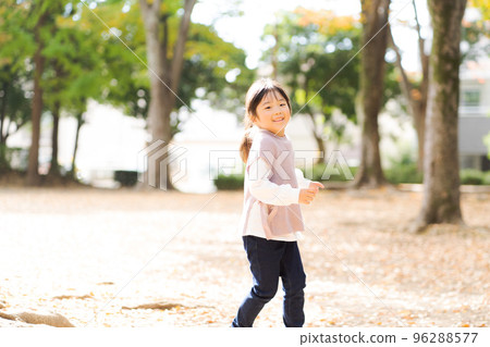 孩子們在公園裡玩 孩子們在公園裡玩 96288577