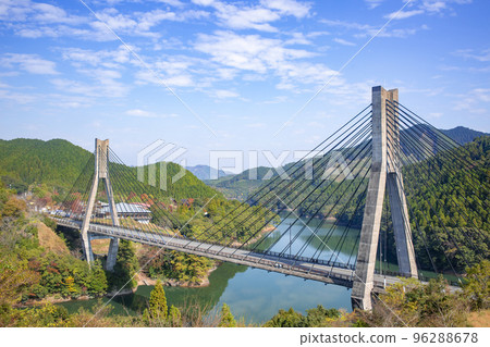 Utagenka Ohashi Bridge和路邊車站梅樹的紅葉 96288678