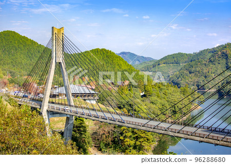 Utagenka Ohashi Bridge和路邊車站梅樹的紅葉 96288680