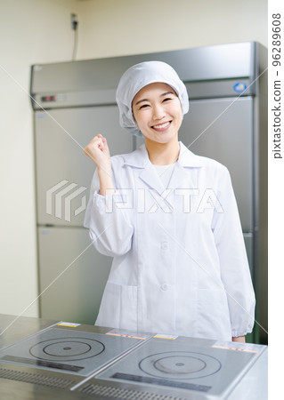 Young female cook (guts pose) 96289608