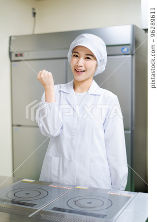 Young female cook (guts pose) 96289611