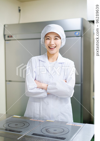 年輕女廚師（雙臂交叉） 96289639