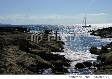 礁石和海浪景觀（礁石垂釣者） 96289977