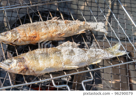 [Car camping on the riverbed of Nakatsu River, salt-grilled farmed sweetfish using embers] 96290079