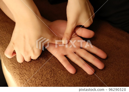 professional hand massage 96290328