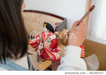 把娃娃收起來。 96290357