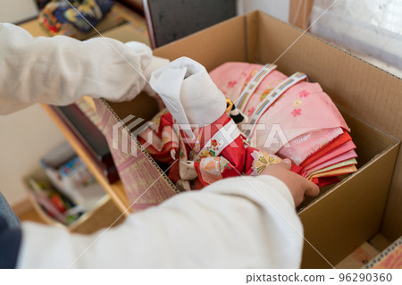 Decorate the hina dolls. Put away the dolls. 96290360