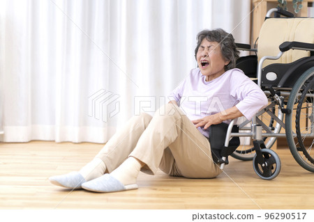 從輪椅上掉下來的高級女人 96290517