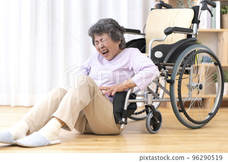 從輪椅上掉下來的高級女人 從輪椅上掉下來的高級女人 96290519