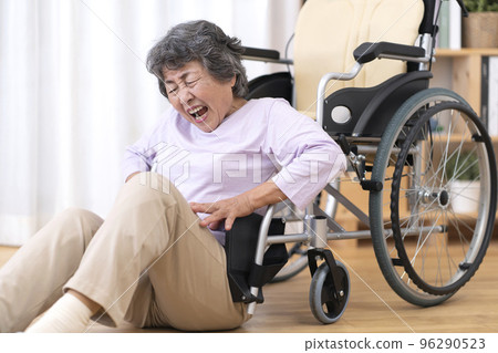 從輪椅上掉下來的高級女人 96290523