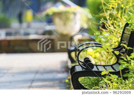Bench in Utsubo Park with no one in the early morning 96291009