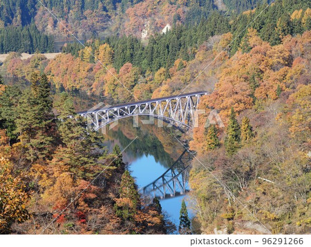 Autumn leaves and iron bridge 96291266