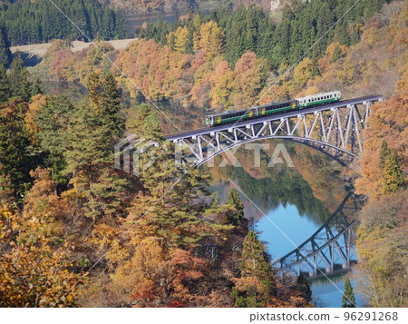 Stunning autumn foliage and the Tadami Line 96291268
