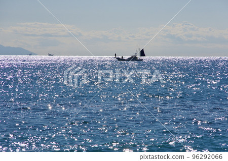 波光粼粼的大海,平靜的相模灣景色 波光粼粼的大海,平靜的相模灣景色 96292066