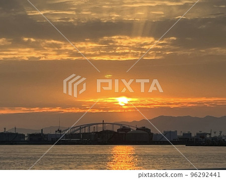 大阪港迷人的日落 大阪港迷人的日落 96292441