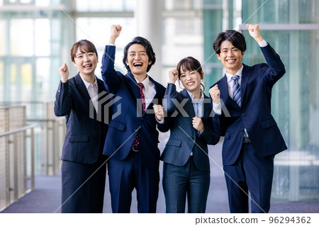  Businessman who plays guts pose 96294362
