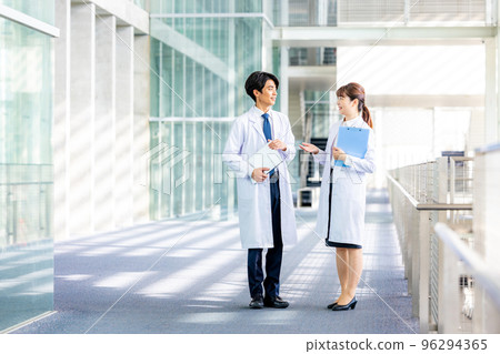 男人和女人穿著白大褂 96294365