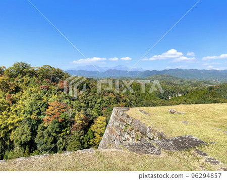 從岡城跡眺望紅葉和群山 96294857
