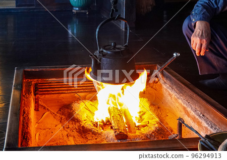 Leisurely making fire in the hearth (from start to finish) 5/7 96294913