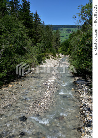 Waters towards the valley 96295525