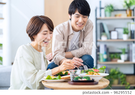 Husband and wife couple lunch family middle lifestyle living room Husband and wife couple lunch family middle lifestyle living room 96295552