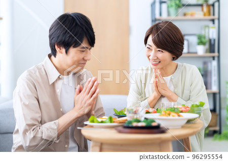 Husband and wife couple lunch family middle lifestyle living room 96295554